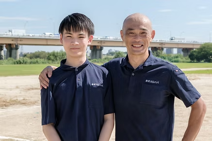 前田さんと息子さんが並んだ写真