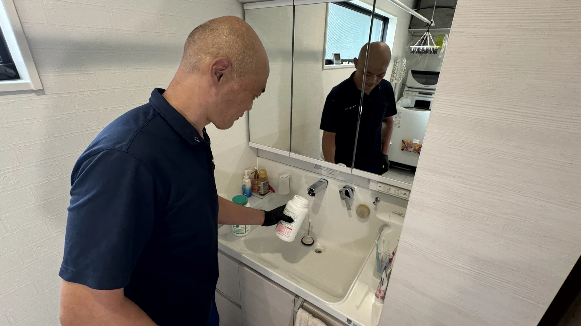 洗面台まわりで作業する場面